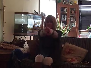 Бабенка прется через весь город, чтобы сделать минет мужику на новый год