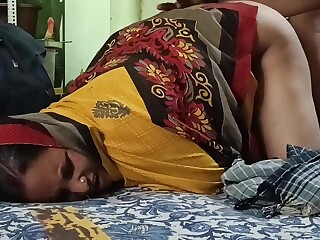 Зрелая жена из Индии изменяет супругу, забыв о клятве верности